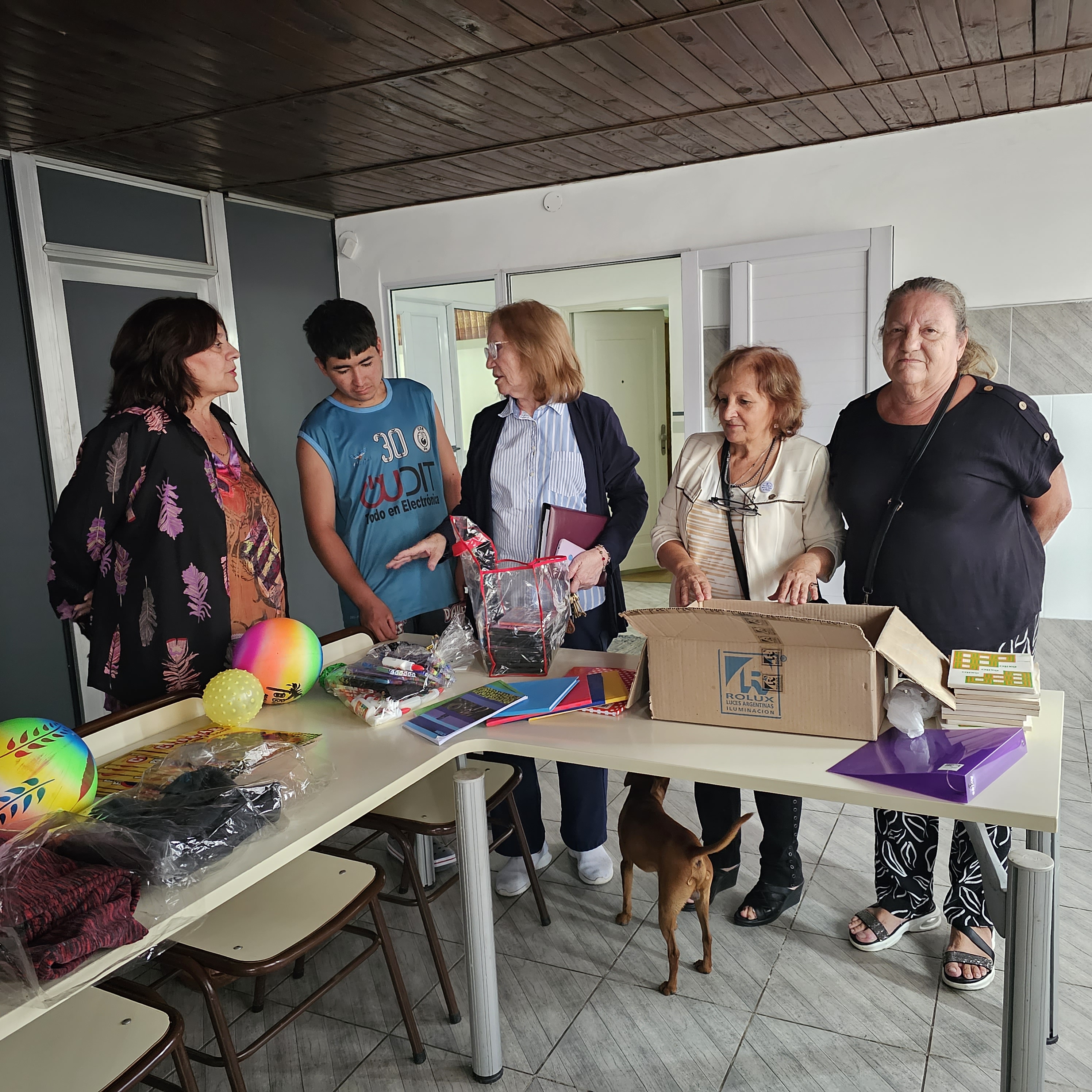 Donación de útiles escolares, juguetes y golosinas a hogar de niños